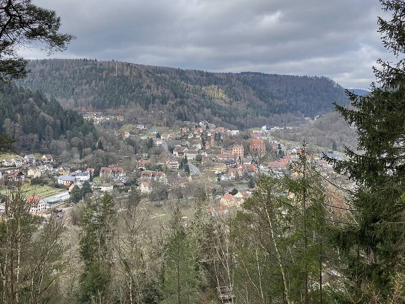 Welzberghütte: Wandernde können über Hirsau hinweg ins Nagoldtal schauen.