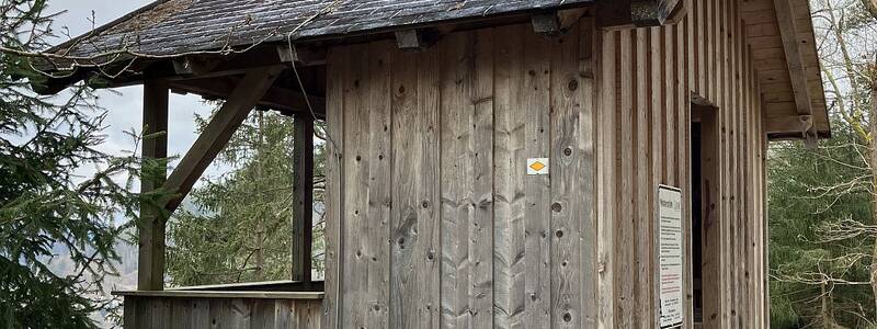 Wer von Calw herwandert, sieht die Welzberghütte vor sich.