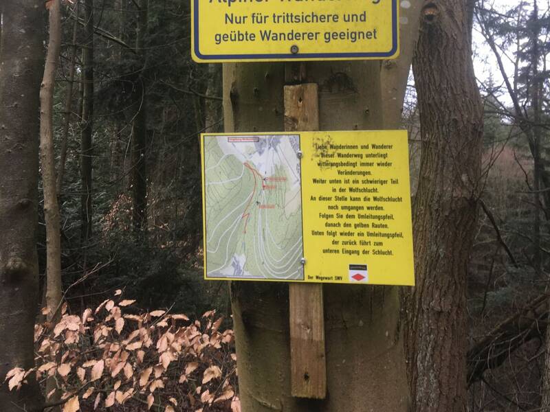Achtung alpiner Steig! Hinweissschilder weisen auf die schwierige Wegführung in einem Abschnitt der Wolfsschluicht hin.