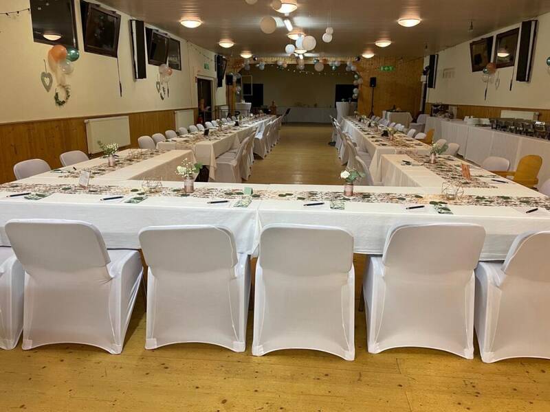 Eine festlich gedeckte Tafel erwartet die Gäste in der Sängerhalle in Ottenbronn.