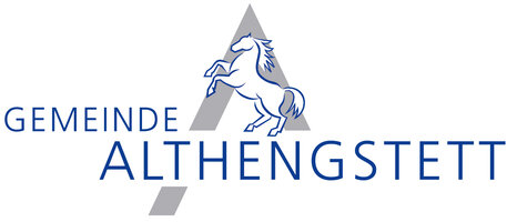 Wappen der Gemeinde Althengstett: graues stilisiertes A, weißes Pferd (Hengst) auf den Hinterläufen