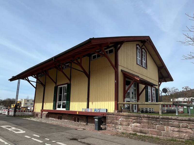 Ein ehemaliger Güterschuppen der Wüttembergischen Schwarzwaldbahn beherbergt heute ds Jugendhaus Althengstett 