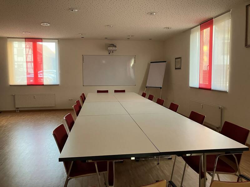 Tische und Stühle stehen im Bürgersaal Ottenbronn bereit. An der Wand warten auch Beamer und Whiteboard auf ihren Einstaz.
