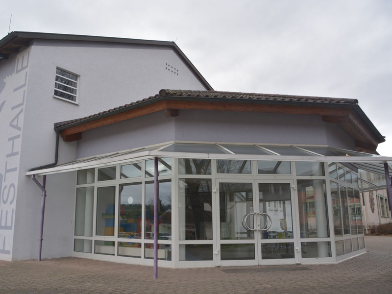Unweit des Rathauses und neben der Schule liegt die Festhalle Althengstett.