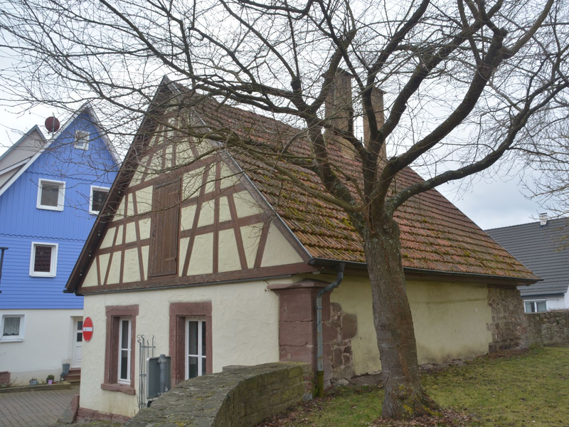 Fachwerk ziert den Giebel unterm Dach des Backhauses.