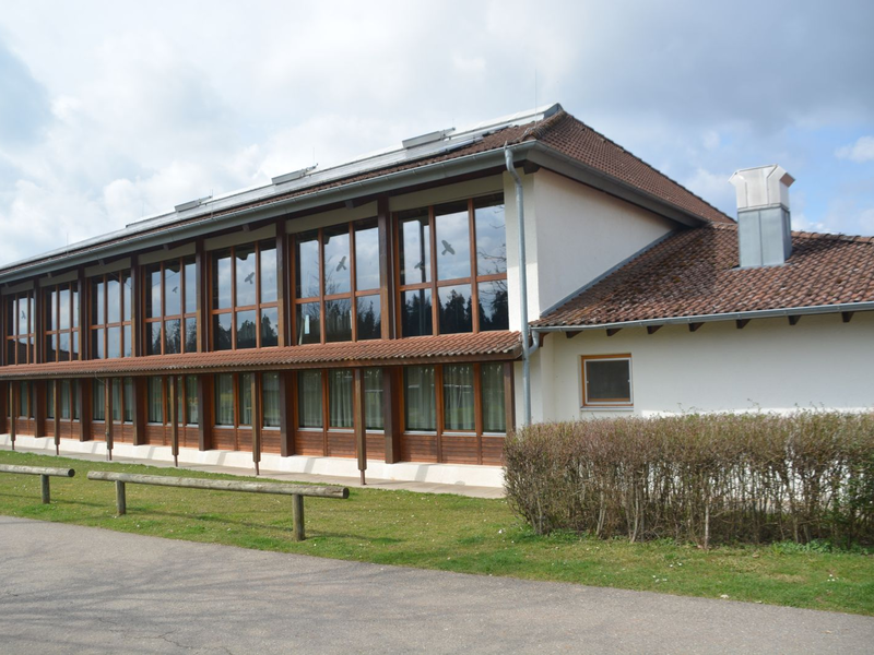 Von außen zeigen die großzügigen Fenster schon, wie viel Licht in die Mehrzweckhalle Ottenbronn strömt.