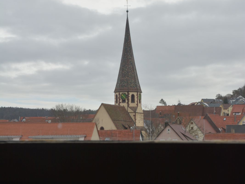 Blick aus dem Saal des Alten Feuerwehrgerätehauses auf die Markuskirche