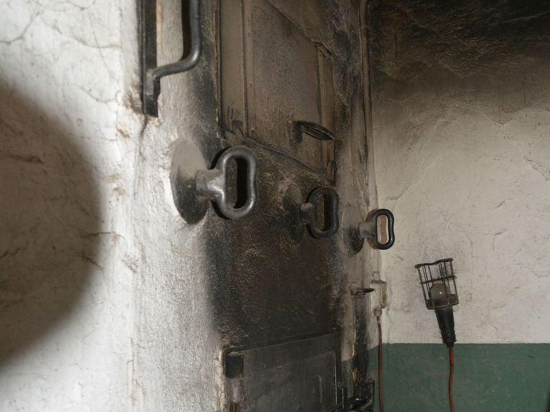 Rußig-rustikal wartet der Holzbackofen auf seinen Einsatz.