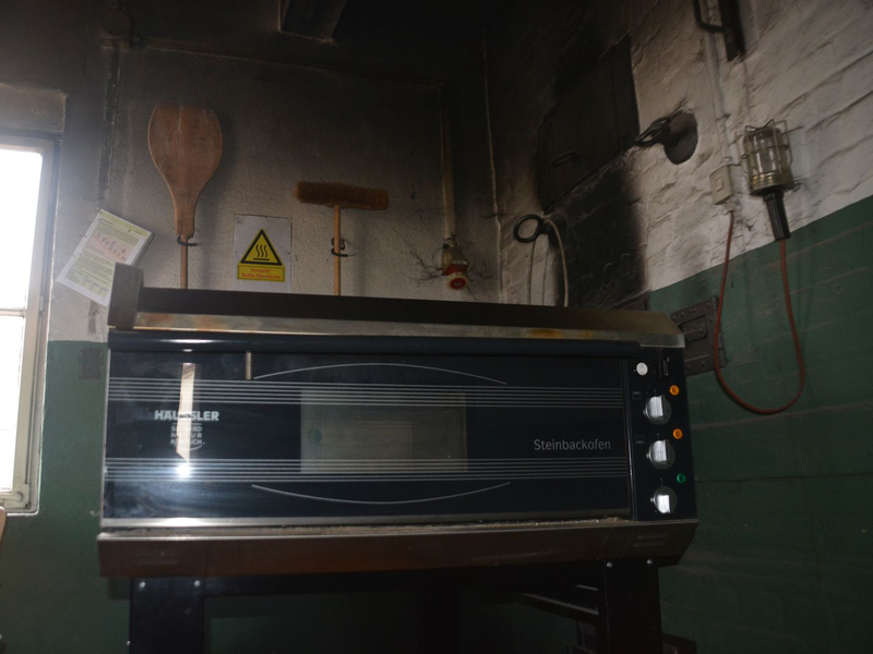Mit dem elektrischen Steinofen im Backhaus Althengstett gelingen auch Pizza & Co. perfekt.