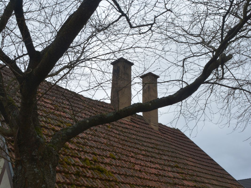 Zwei Schornsteine ragen aus dem Backhausdach.
