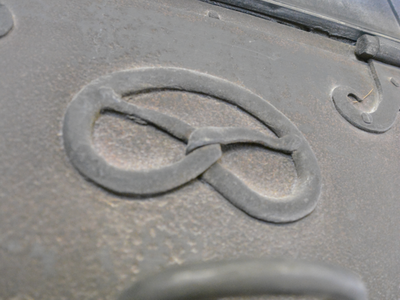 Eine Brezel ziert die Tür an einem Holzbackofen im Backhaus Neuhengstett.