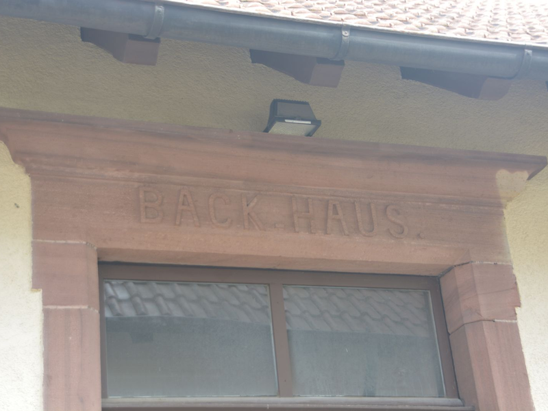 DIe Inschrift "Backhaus" weist schon auf den Nutzungszweck des Gebäudes hin.