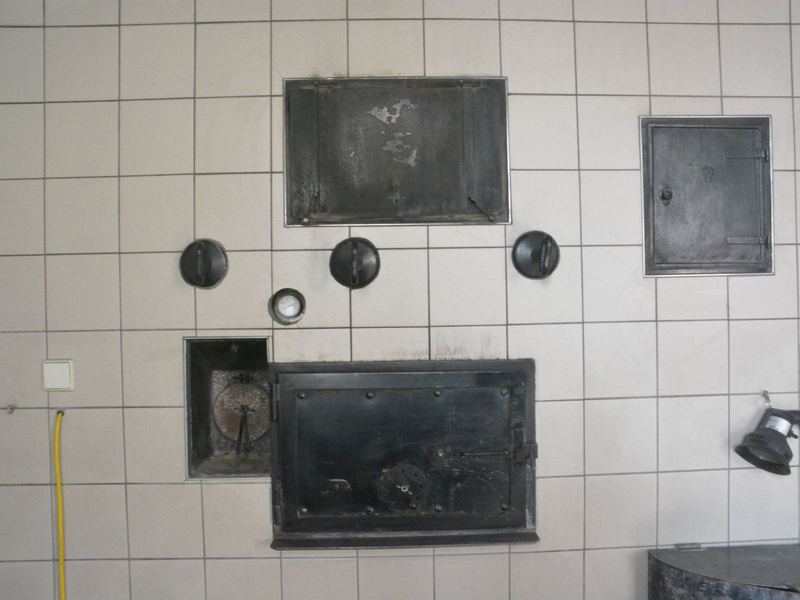 Einer von zwei Holzöfen im Backhaus Ottenbronn