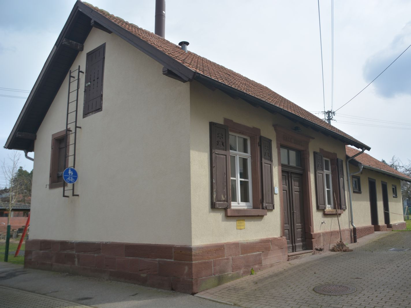 Eine Leiter führt außen hoch in den ersten Stock des Backhauses.