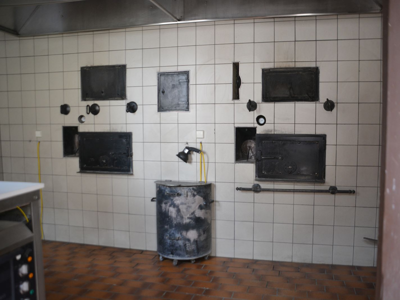 Die Asche aus den beiden Öfen kommt in das bereitgestellte Behältnis.