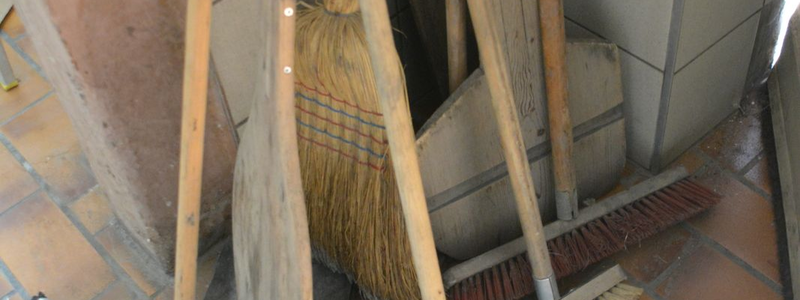 Besen und Schieber stehen im Backhaus Ottenbronn bereit.