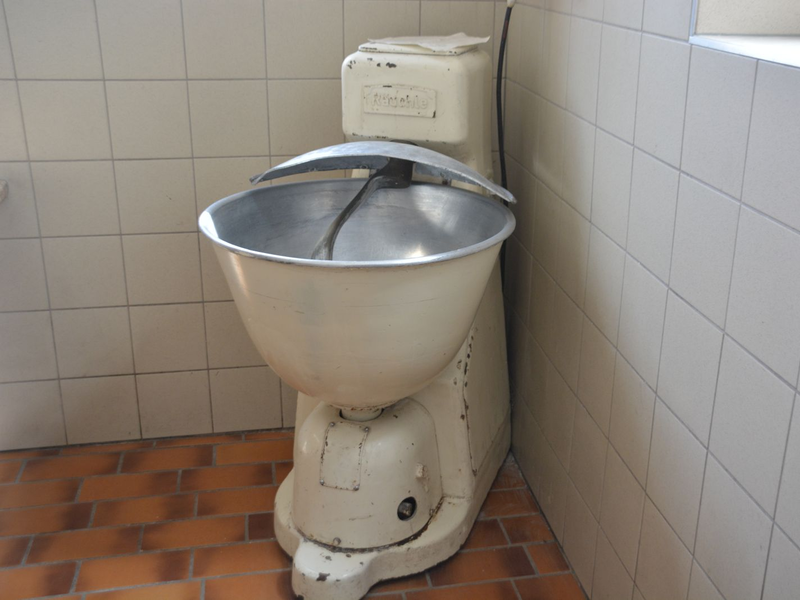 Die große Teigmaschine dürfen Mieter des Backhauses nutzen.