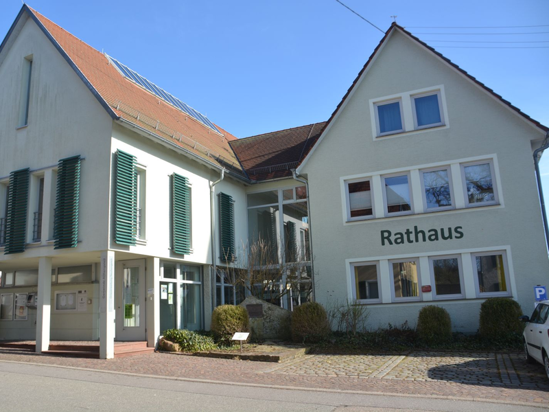 Rechts das Alte Rathaus Neuhengstett, links der neuere Anbau mit der Ortsverwaltung. Der Besprechungsraum befindet sich im Erdgeschoss des Rathauses.