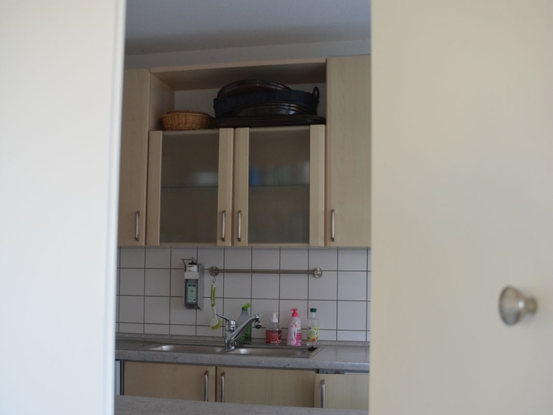 Blick durch die Durchreiche aus dem Besprechungsraum in die Küche der Ortsverwaltung Nuehengstett.