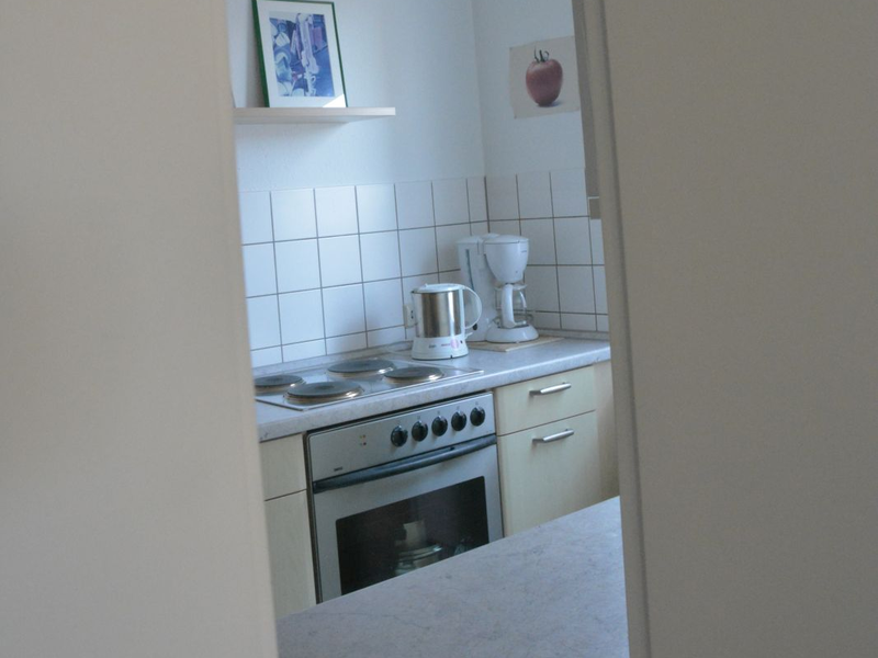 Blick durch die Durchreiche aus dem Besprechungsraum in die Küche der Ortsverwaltung Nuehengstett.