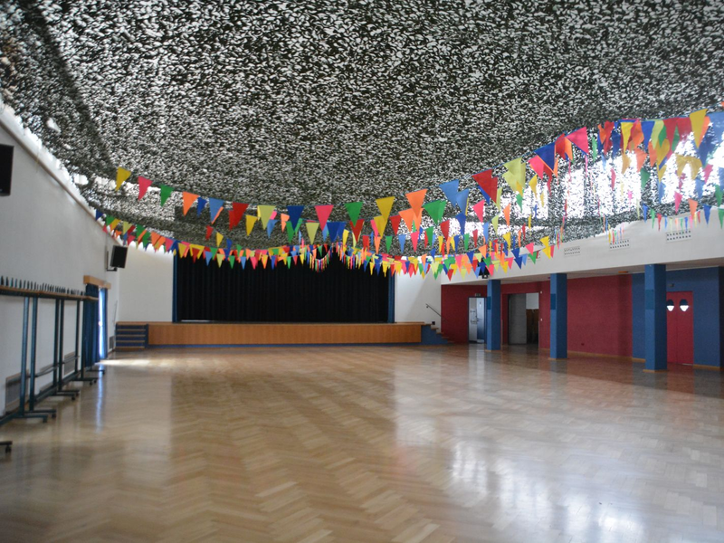 Festhalle zur Faschingszeit: Ein Tarnnetz und bunte Wimpel sorgen für Zeltatmosphäre.