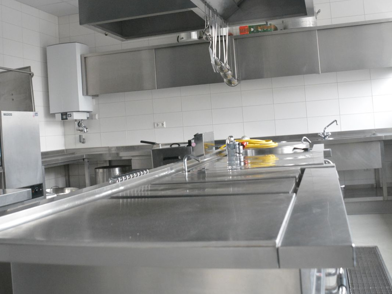 Die Küche in der Festhalle hält alles für Caterer oder Selbstversorger bereit.