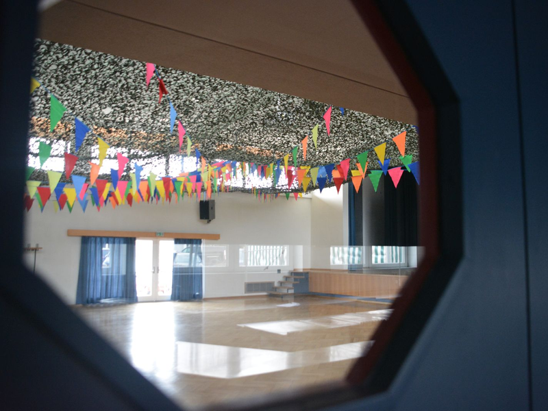 Blick aus der Küche in die Fasnetlich geschmückte Halle