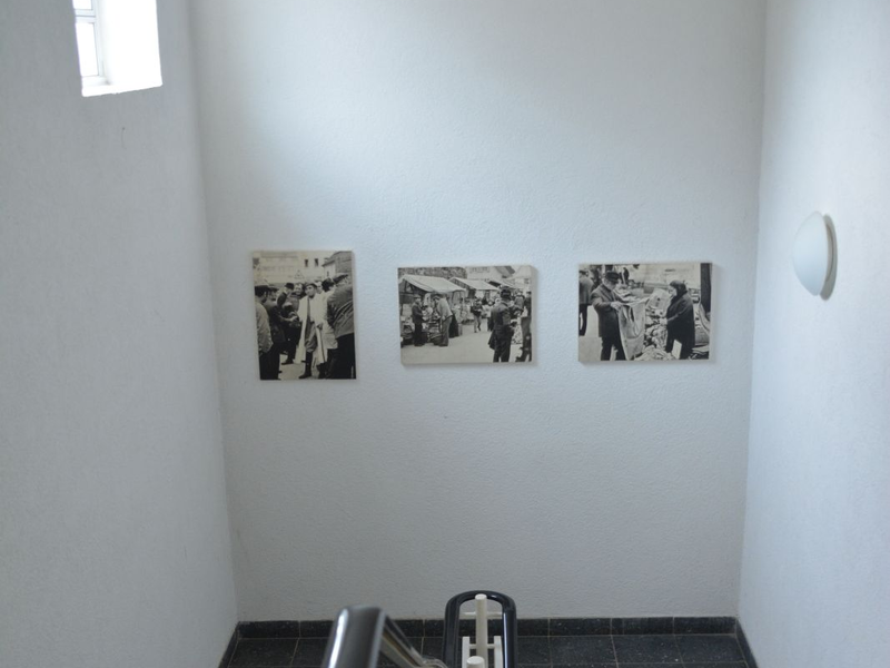Historische Bilder im Aufgang zur Galerie erzählen von vergangenen Zeiten.
