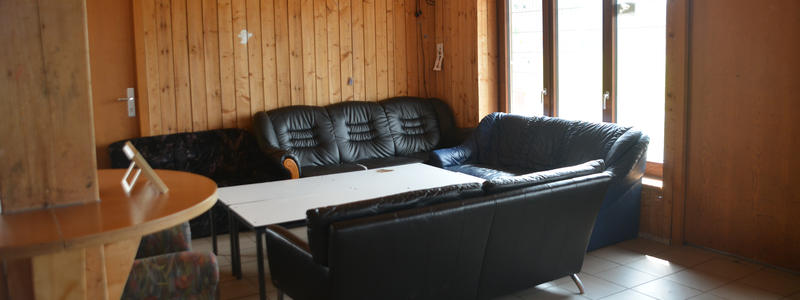 In der Ecke laden schwarze Sofas zum Chillen ein.