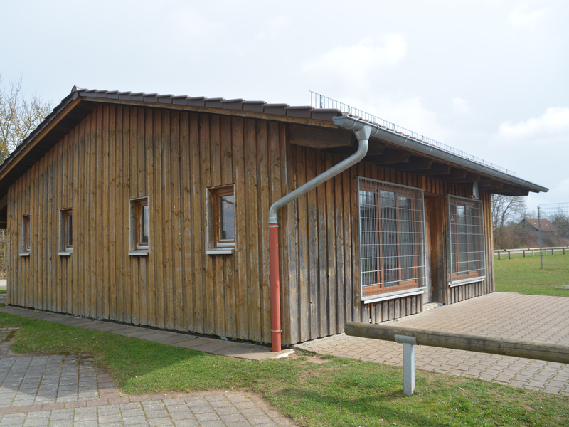 Gut gesichert: Gitter vor den Fenstern schützen den Innenraum des Jugendtreffs Ottenrbonn.