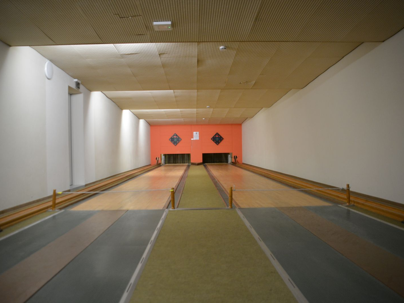 Zwei Kegelbahnen stehen im Untergeschoss der Turn-und Festhalle Neuhengstett zur Verfügung.
