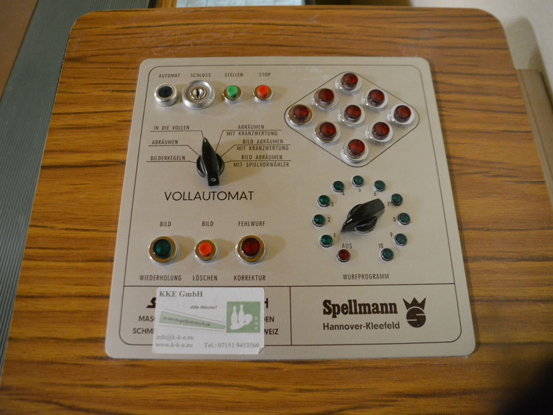 Mit dem Steuerpult regeln Kegler den Spielablauf.