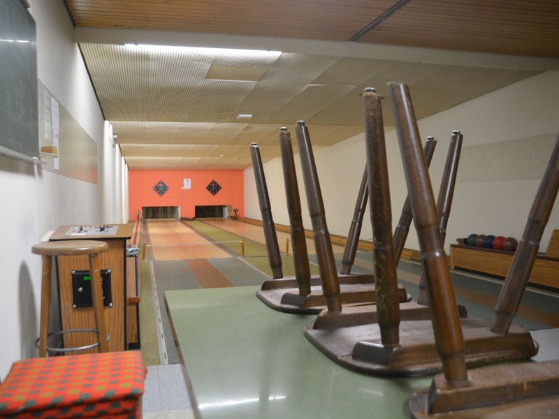 Feierabend! Überkopf ruhen die Stühle auf den Tischen an der linken Kegelbahn.