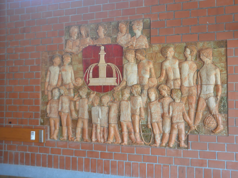 Die Freske im Inneren zeigt das Ottenbronner Wappen: weißer Brunnen auf rotem Grund. Um es herum scharen sich viele Menschen.