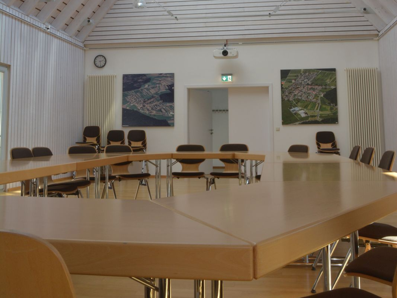 Blick über das Tisch-Oval Richtung Tür des Sitzungssaals Neuhengstett
