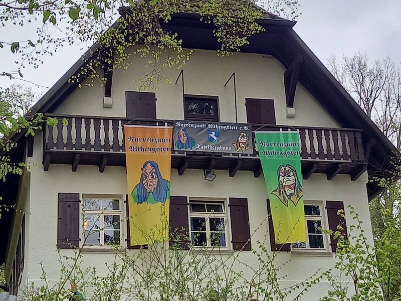Fahnen der Narrenzunft Althengstett zieren die Front des Täfeleberghauses.