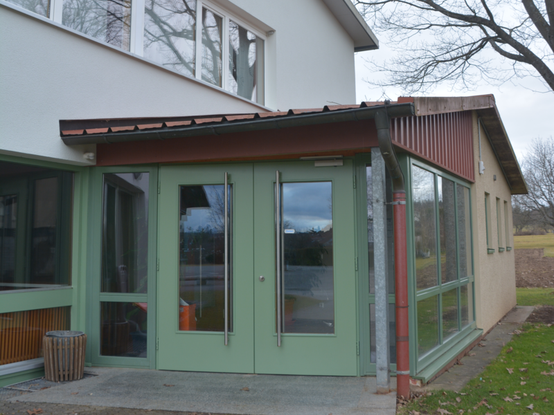 Der Turn- und Festhalle vorgelagert idt der Windfang mit dem Eingang ins Foyer.