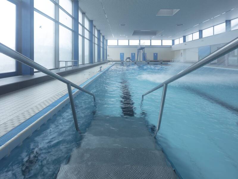 Über diese Treppe geht es sicher ins Schwimmerbecken.