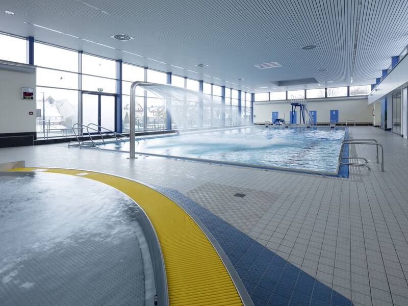 Vom Planschbecken aus sieht man das Wasserspiel seinen Strahl hinabsenden.