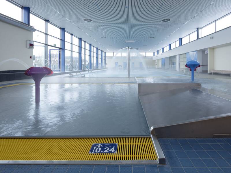 Zwei kleine Wasserspiele in Form von Pilzen machen auch den jüngsten Badbesuchern Spaß.