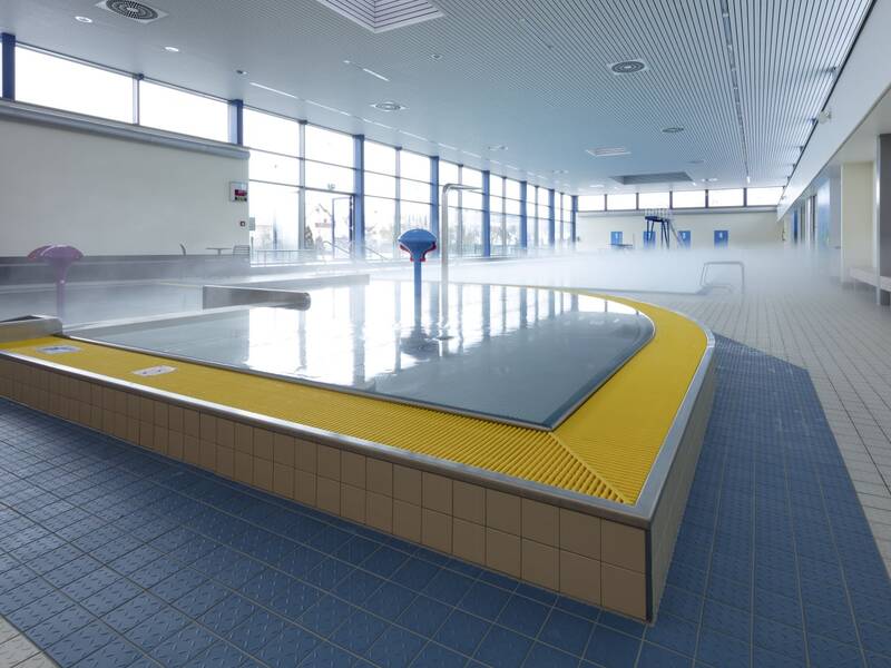 Das Planschbecken ist im hinteren Teil des Hallenbads untergebracht.