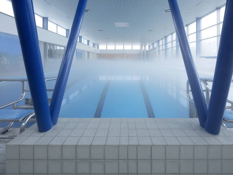 Blick unter dem Sprungturm hindurch ins Schwimmerbecken