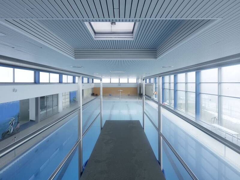 Ganz schön hoch: Blick vom Drei-Meter-Brett ins Schwimmerbecken