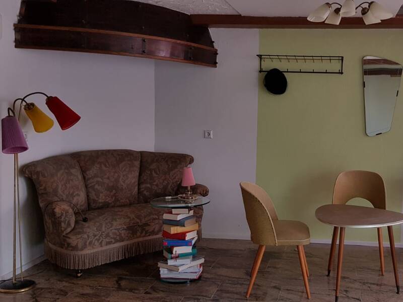 Gemütliche Sitzecke im INnneren des Gegebnungsraums "Rössle" in Neuhengstett.